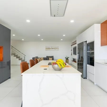 Casa Antonette, Lovely House With A Pool Calheta (Madeira)