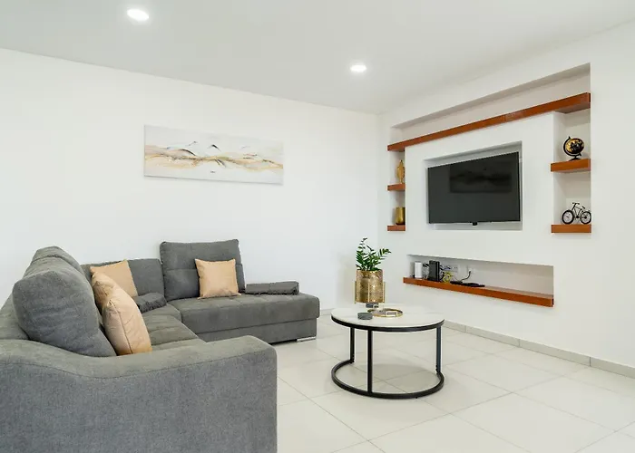 Casa Antonette, Lovely House With A Pool Casa de Férias