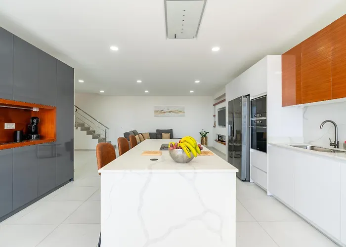 Casa Antonette, Lovely House With A Pool Calheta (Madeira)